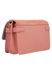 Růžová kožená kabelka s texturovaným povrchem, s překlopným klopovým víkem a detaily bočního popruhu. Měkký materiál s jemnými švy.