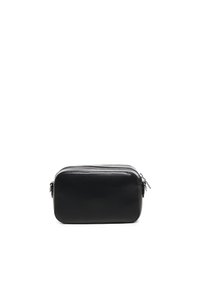 Pochette in pelle nera con texture liscia, forma rettangolare, chiusura a doppia zip e dettagli con frange laterali. Design minimalista, senza motivi visibili.
