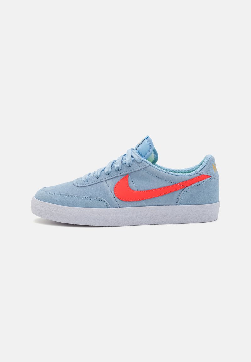 Blå semsket sneakers med en hvit gummisåle, med en fremtredende rød Nike swoosh og lyseblå snøringer. Bakdelen har unike grønne og gule detaljer.