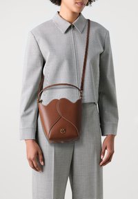 Pinko HEART BUCKET - Ručna torba - cuoio/antique gold