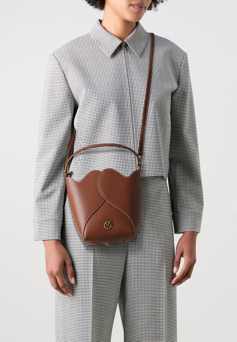 Pinko HEART BUCKET - Ručna torba - cuoio/antique gold