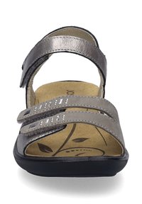 Szare skórzane sandały z dwiema regulowanymi paskami, ozdobnymi srebrnymi akcentami, wyściełaną wkładką oraz czarną gumową podeszwą.
