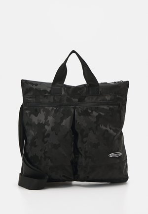 Sac fourre-tout noir camouflage en tissu durable, avec des poignées doubles, une bandoulière amovible et un compartiment zippé.
