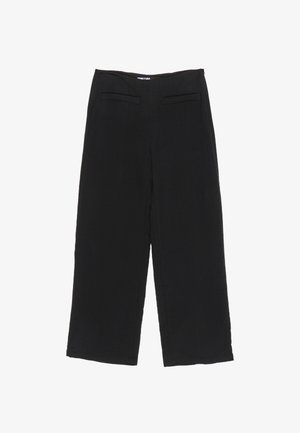 Czarne spodnie o szerokich nogawkach z delikatnym wzorem teksturowym, z boku zamek błyskawiczny oraz dwoma poziomymi kieszeniami z przodu.