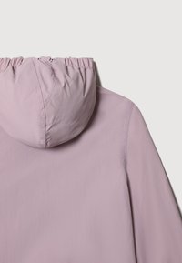 Světle fialová bunda s kapucí, která má nařasenou kapuci, hladkou texturu a overlockové švy na okrajích. Minimalistický design.
