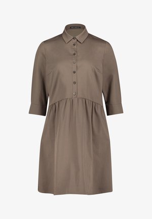 Vestido camisero drapeado en un tono topo suave, con frente botonado, cuello con solapas y mangas de tres cuartos. Textura de tela suave.