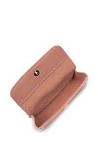 Portafoglio in pelle rosa con design aperto, caratterizzato da un'esterno liscio, cuciture bianche in contrasto e una chiusura a scatto metallica.
