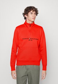 Tommy Hilfiger LOGO MOCK NECK - Camisola - acid orange