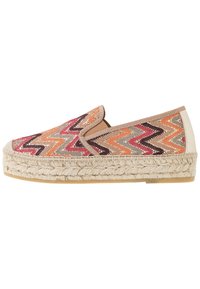 Sandle med gummisula och ett zigzag-mönster i orange, rosa och brunt, sett från sidan mot vit bakgrund.