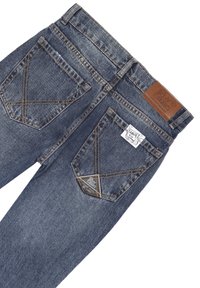 Jeans in denim blu scuro con una finitura texturizzata, caratterizzati da tasche posteriori angolate e un'etichetta in pelle marrone sulla vita con dettagli del marchio.