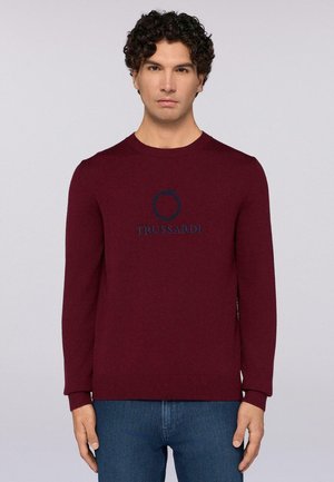 Bordeaux Strickpullover mit Rundhalsausschnitt, gesticktem "TRUSSARDI"-Logo in Marineblau, gerippten Bündchen und Saum sowie einer taillierten Silhouette.