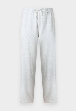 Pantalon de survêtement gris en tissu doux, avec une taille élastique et un cordon de serrage, jambes droites. Aucun motif ni accent visible.