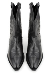 Botas de vaquero de cuero negro con puntas afiladas, patrones de costura intrincados y asas laterales. Textura suave con un diseño estructurado.