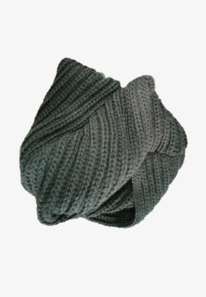 Tissu tricoté gris foncé plié avec une texture côtelée visible et des brins de fil épais sur un fond blanc uni.