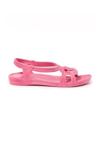 Sandalia plana rosa con tiras trenzadas y puntera abierta, con diseño de talón descubierto y suela texturizada.