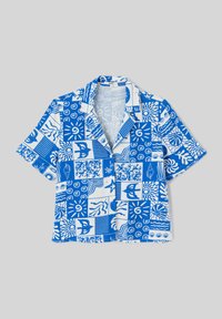 Chemise à manches courtes avec un design patchwork bleu et blanc, ornée de divers motifs marins et solaires. Tissu léger.