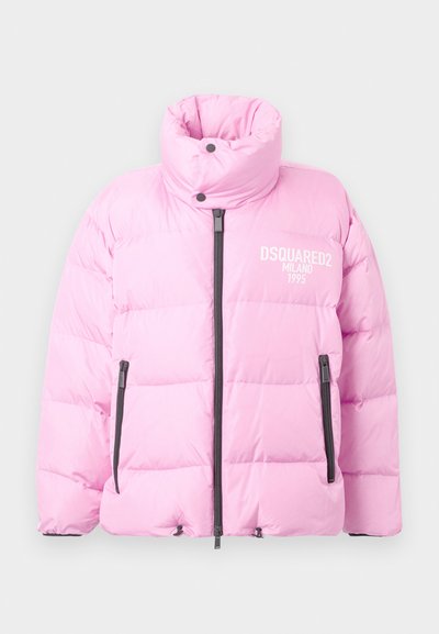 Jachetă puf pink cu guler înalt, închidere frontală cu fermoar și două buzunare laterale cu fermoar. Prezentă logo-ul DSQUARED2 în alb pe piept.