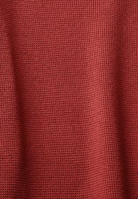 Tessuto a maglia rosso con una trama a nido d'ape, caratterizzato da un aspetto morbido e caldo e da un peso medio. Ideale per indumenti e accessori.
