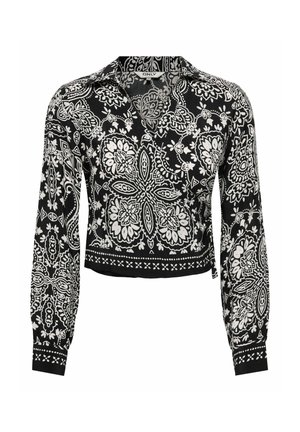 Sort bluse med lange ærmer med hvide indviklede blomstermønstre og paisleymønstre, en krave og manchet med knapper.