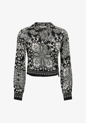 Sort bluse med lange ærmer med hvide indviklede blomstermønstre og paisleymønstre, en krave og manchet med knapper.