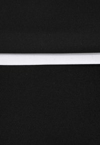 Schwarzer gerippter Stoff mit einem glatten weißen horizontalen Streifen in der Mitte, der eine weiche Textur und gleichmäßige Dehnbarkeit aufweist.