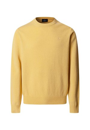 Pull en tricot jaune avec un col rond, des poignets et un ourlet côtelés. Présente un petit emblème sur la poitrine, fabriqué à partir d'un matériau doux et texturé.