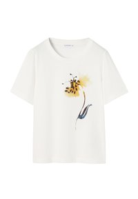 Άσπρο T-shirt με κοντά μανίκια και στρογγυλή λαιμόκοψη με μεγάλο κίτρινο και μαύρο γραφικό πεταλούδας πάνω από ένα μπλε και καφέ στυλιζαρισμένο λουλουδένιο μίσχο.