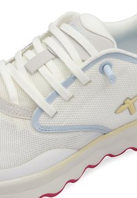 Baskets blanches en maille avec lacets et accents gris clair, détails bleus, semelle texturée et semelle extérieure rose fluo. Présente une conception de bout arrondi.