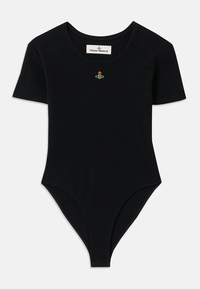 Czarny prążkowany kombinezon z krótkimi rękawami i okrągłym dekoltem, z małym kolorowym haftowanym logo na piersi.