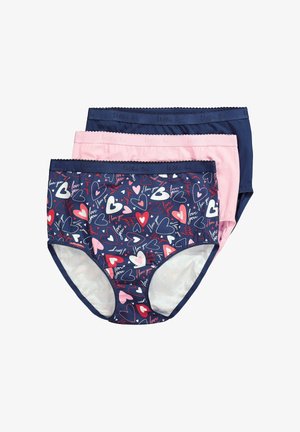 Trzy pary damskiej bielizny: jedna granatowa z wzorem serc, jedna różowa oraz jedna jasno różowa, wszystkie z elastycznymi pasami i koronkowymi wykończeniami.