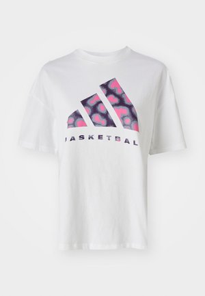T-shirt bianco in cotone con un design grafico caratterizzato da forme di stampa leopardata viola e rosa e la scritta "BASKETBALL" stampata sotto in nero.
