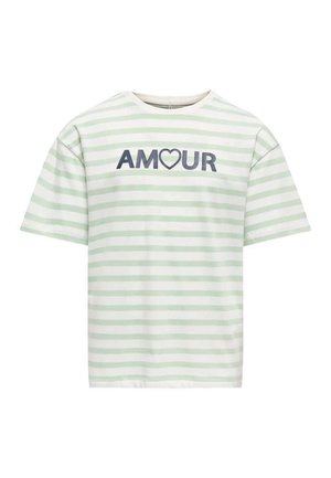 T-shirt blanc à manches courtes avec des rayures horizontales vert clair et le mot "AMOUR" en bleu marine, avec un symbole de cœur remplaçant le "O".