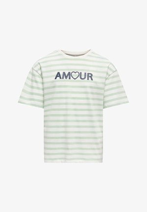 T-shirt blanc à manches courtes avec des rayures horizontales vert clair et le mot "AMOUR" en bleu marine, avec un symbole de cœur remplaçant le "O".