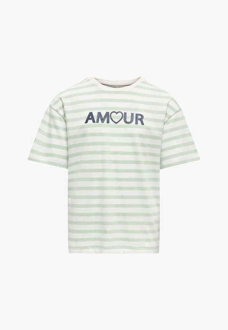 T-shirt blanc à manches courtes avec des rayures horizontales vert clair et le mot "AMOUR" en bleu marine, avec un symbole de cœur remplaçant le "O".