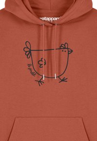 Roestkleurige hoodie met een zwarte lijntekening van een kip en de tekst "le poulet." Voorzien van trekkoorden en een kangoeroezak.