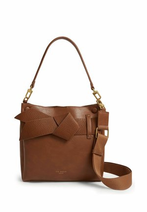 Sac à main en cuir marron avec un nœud décoratif texturé, une poignée courte et une large bandoulière réglable avec des finitions dorées.