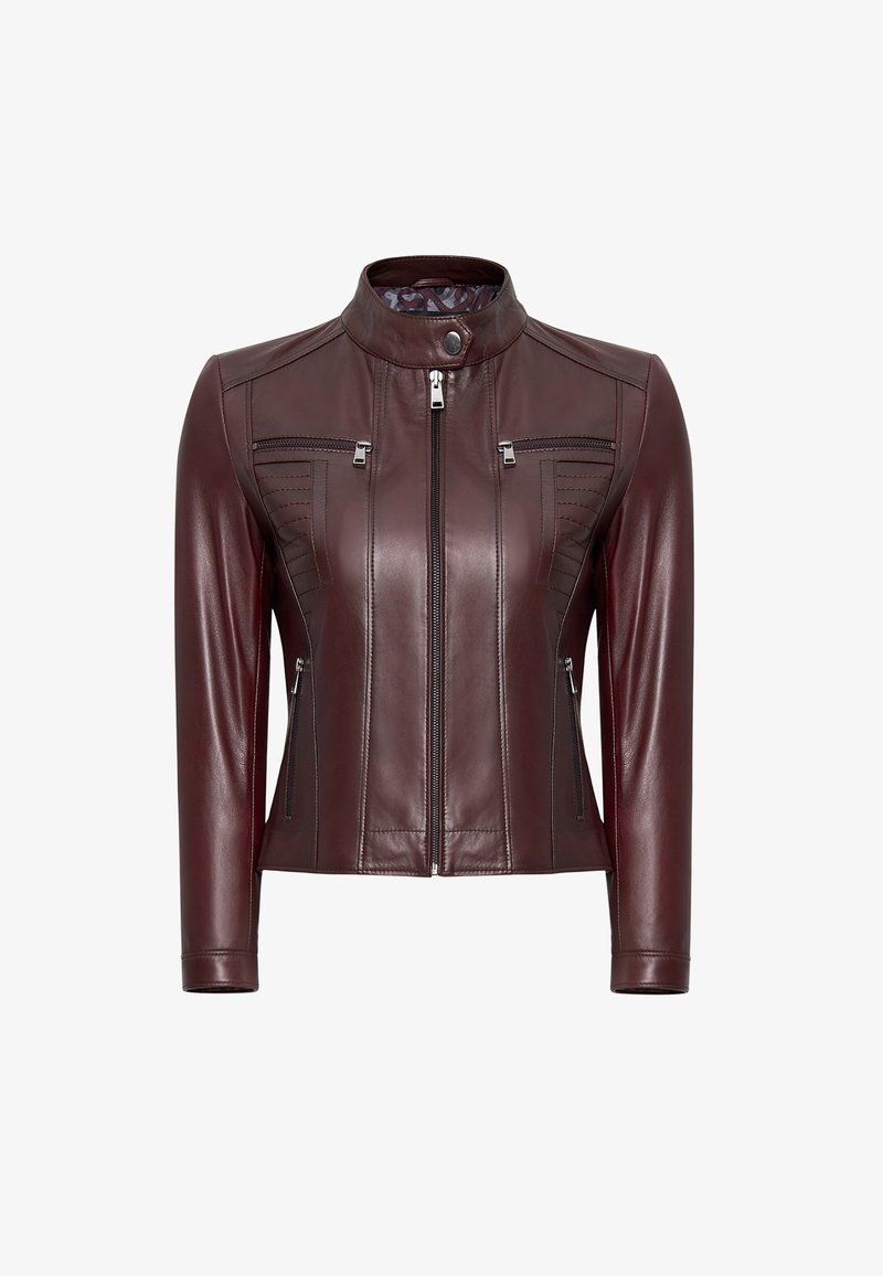 Giacca in pelle bordeaux con un design aderente, colletto alto, due tasche sul petto con zip e zip laterali. Presenta dettagli di cucitura testurizzata.