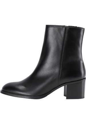 Černý kožený kotníkový bot s kulatou špičkou, hladkým povrchem, bočním zipem a masivním podpatkem.