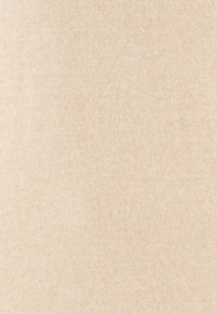 Beige tyg med en mjuk, slät textur och subtil elastik. Materialet har en lätt glans och ett enhetligt utseende utan mönster.