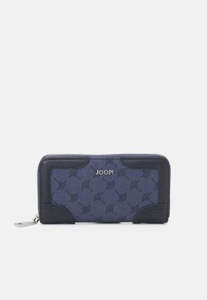 Portefeuille bleu marine avec un tissu texturé, des accents en cuir et une fermeture éclair. Présente un motif subtil et un détail en métal. Forme rectangulaire compacte.