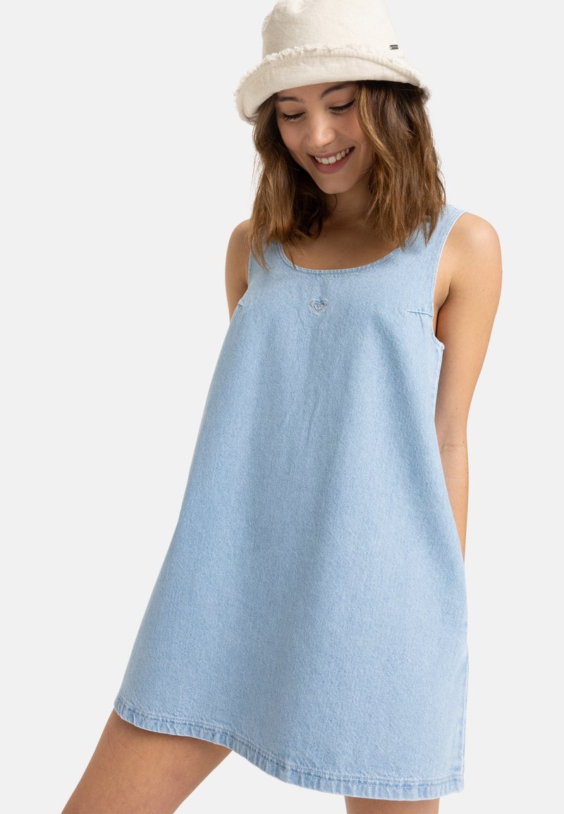 Ljusblå denimklänning med en lös A-linjeform och rundad halsringning. Har en liten logodetalj och minimala sömnadsdetaljer.