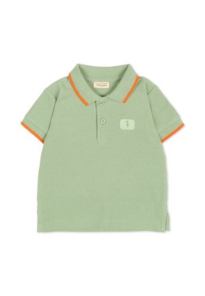 Polo verde chiaro a maniche corte con rifiniture arancioni su colletto e maniche, due bottoni frontali e una piccola toppa con logo sul petto.