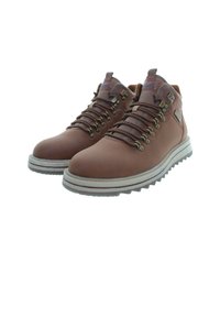 Scarpe da trekking in pelle marrone con una finitura testurizzata, occhietti metallici e una suola in gomma robusta. Presentano una caviglia imbottita per supporto e adesione.