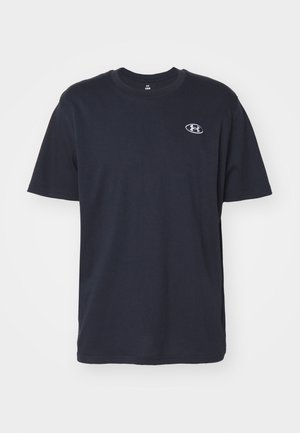 Camiseta de algodão azul-marinho com mangas curtas, decote redondo e um pequeno logótipo branco no lado esquerdo do peito. Textura suave, corte reto e design simples.