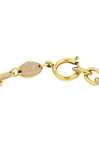 Bracciale in tono oro con anelli interbloccati e chiusura sicura. Etichetta del marchio incisa visibile su un anello, superficie liscia.