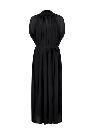 Sort langærmet maxikjole med høj hals, rynkede detaljer ved brystet og et tyndt bælte bundet i taljen.
