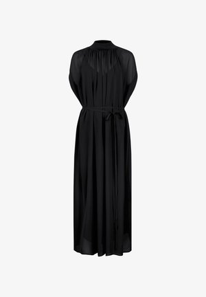 Robe maxi noire à manches longues avec col montant, détails froncés sur la poitrine et une fine ceinture nouée à la taille.