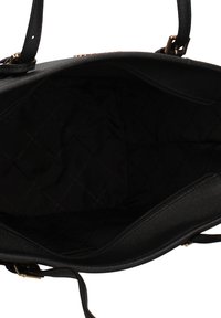 Interieur van een zwarte handtas met een doorgestikt stoffen patroon. Voorzien van een vak met rits en stevige handvatten. Een gladde textuur met gouden accenten.