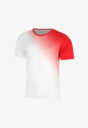 Kurzärmeliges Sportshirt mit weißer Basis und rotem Farbverlauf, der die rechte Schulter und den Ärmel bedeckt, mit einem kleinen kreisförmigen Logo auf der Brust.