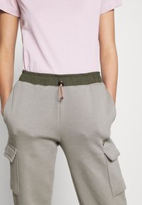 Nike Sportswear Cargobyxor - khaki